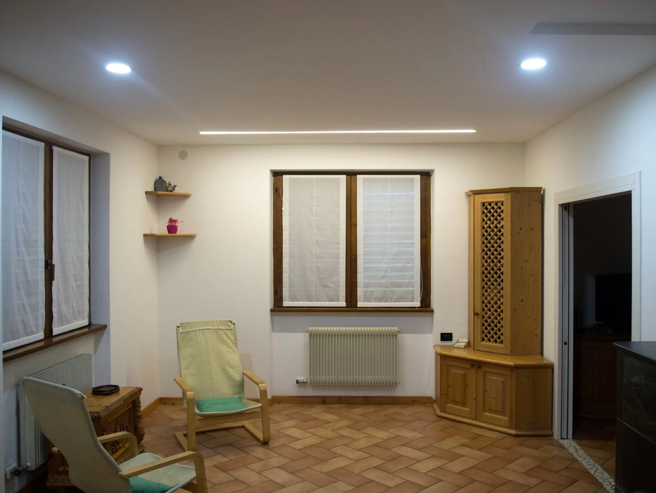 Striscia LED a soffitto e faretti in soggiorno, installazione CE Piffer a Lavis