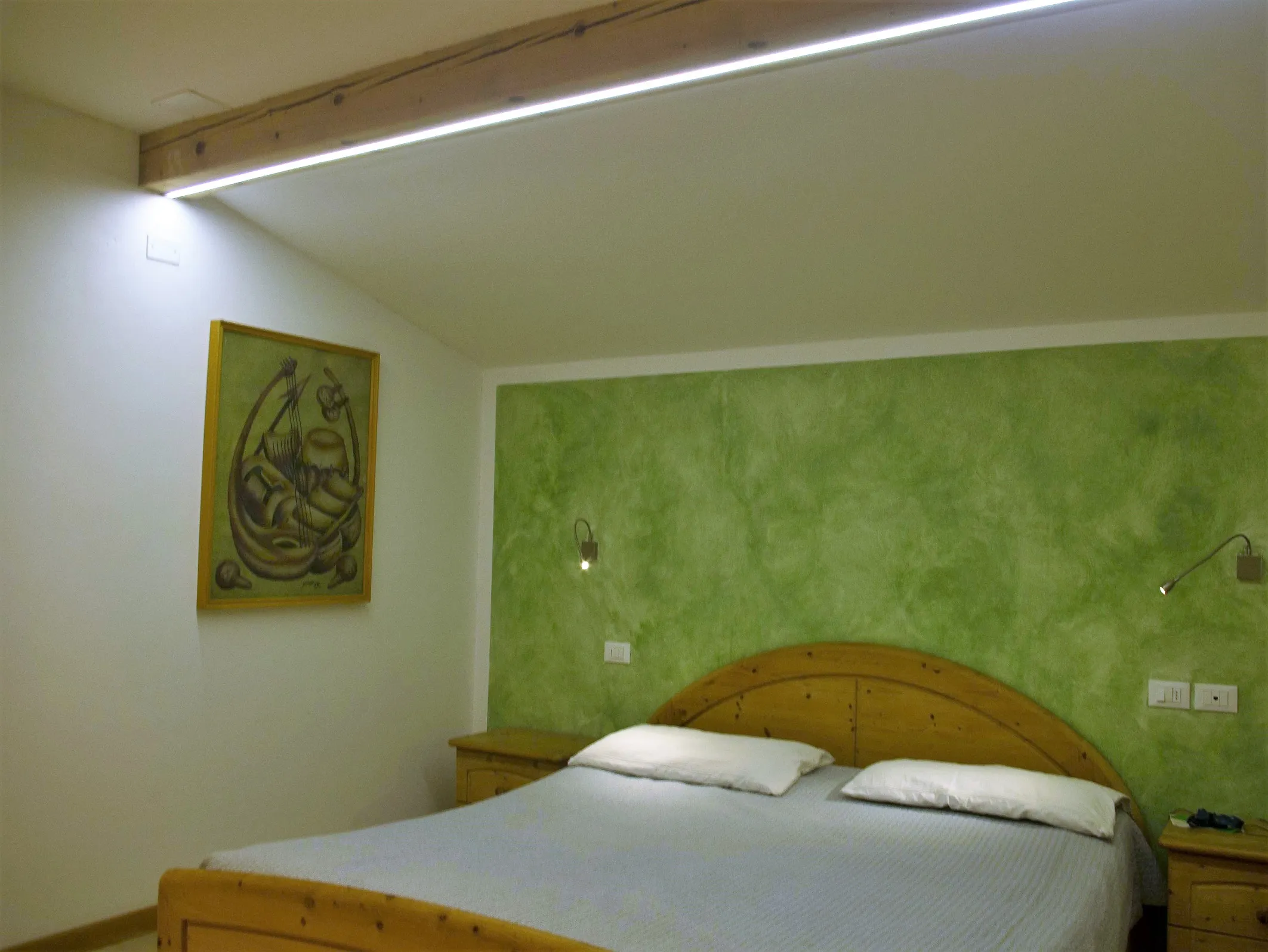 Illuminazione LED di una camera da letto in un appartamento a Lavis